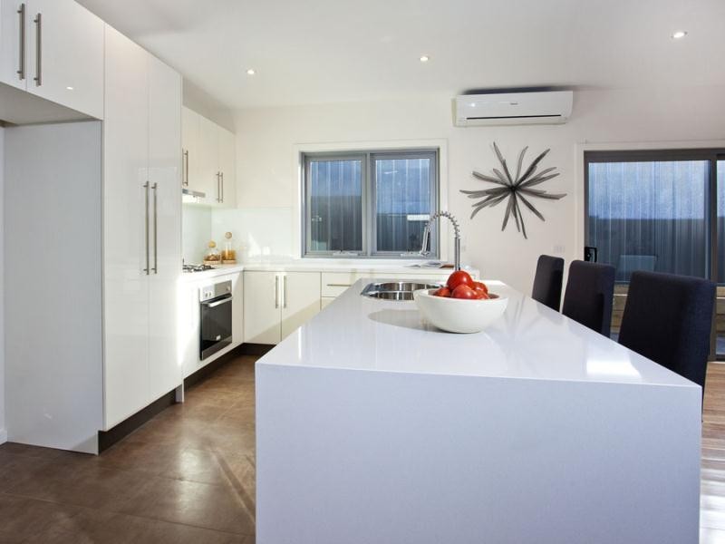 2/37 Laurence Avenue, Airport West VIC 3042