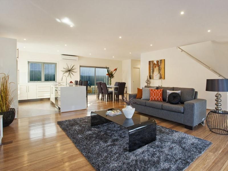 2/37 Laurence Avenue, Airport West VIC 3042
