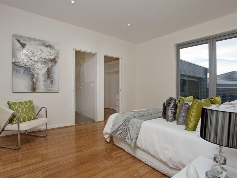 2/37 Laurence Avenue, Airport West VIC 3042