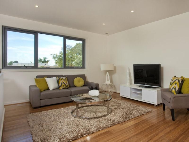 2/37 Laurence Avenue, Airport West VIC 3042