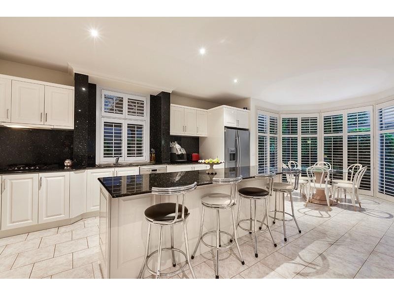 8 Carnarvon Road, Strathmore VIC 3041