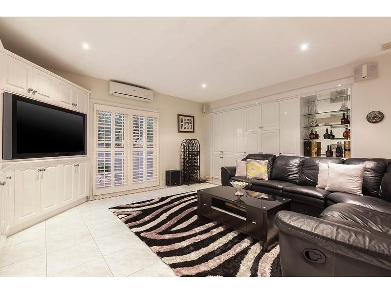 8 Carnarvon Road, Strathmore VIC 3041