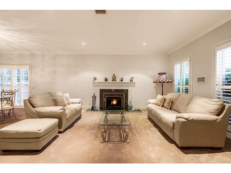 8 Carnarvon Road, Strathmore VIC 3041