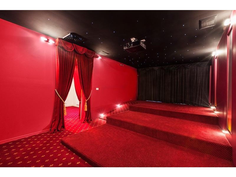 8 Carnarvon Road, Strathmore VIC 3041