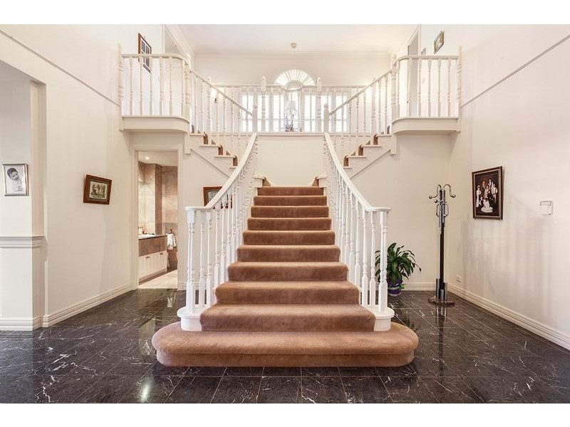 8 Carnarvon Road, Strathmore VIC 3041