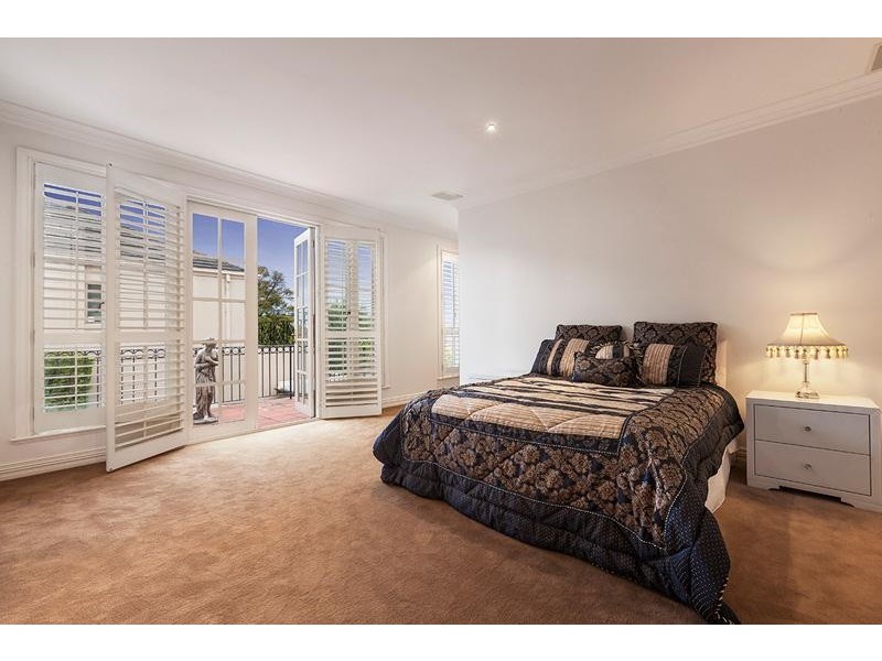 8 Carnarvon Road, Strathmore VIC 3041