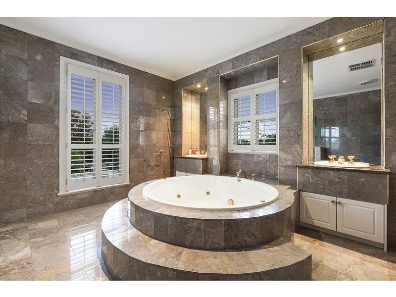 8 Carnarvon Road, Strathmore VIC 3041