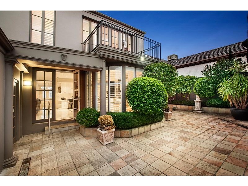8 Carnarvon Road, Strathmore VIC 3041