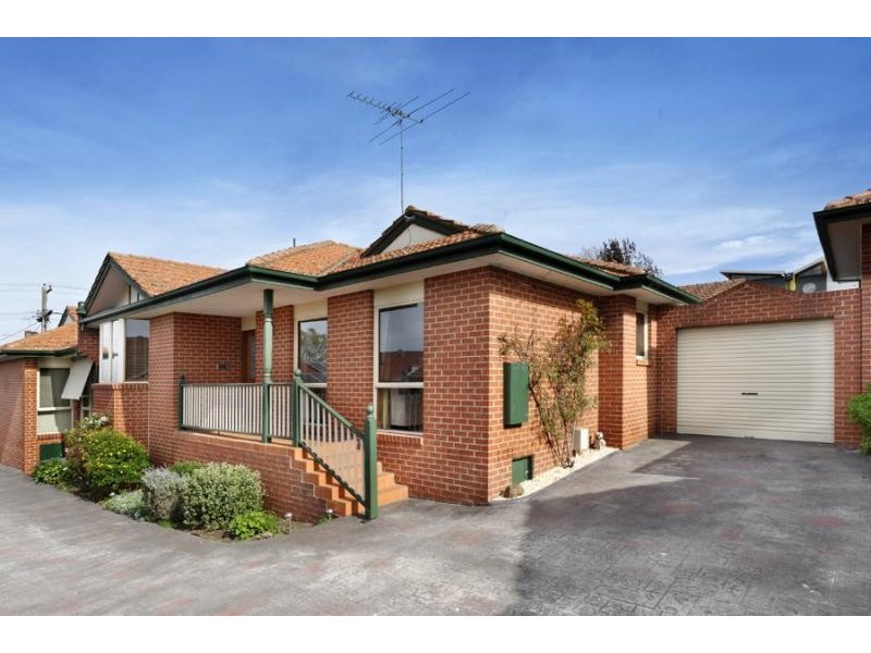 2/88 Woodland Street, Strathmore VIC 3041