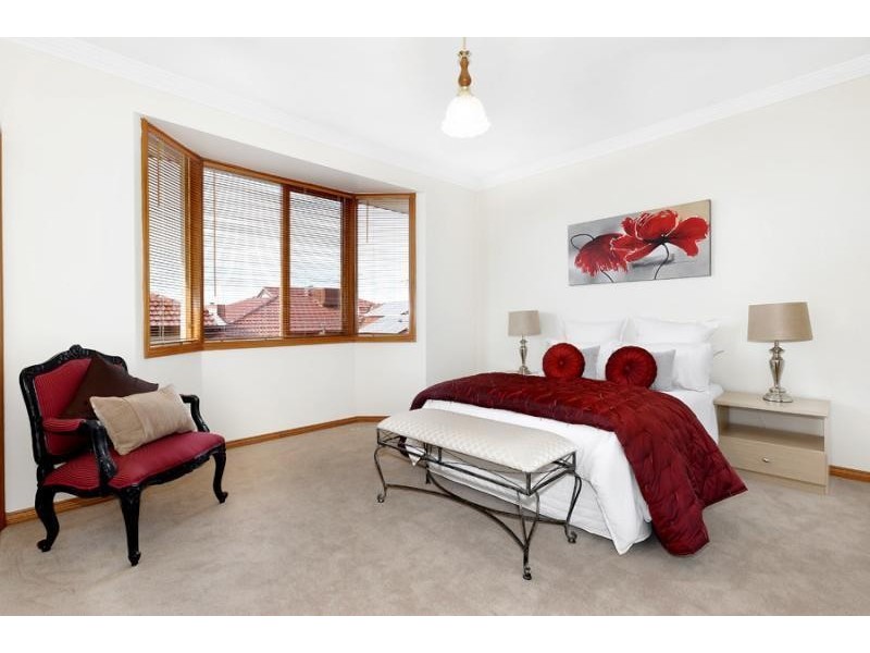 2/88 Woodland Street, Strathmore VIC 3041