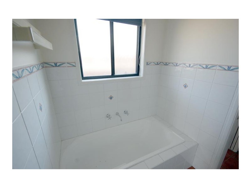 1/1 Woomera Place, Glenfield Park NSW 2650