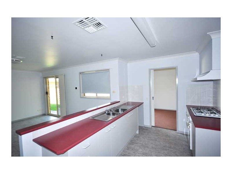 18 Kurrajong Ave, Forest Hill NSW 2651