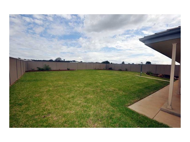 37 Kaloona Drive, Wagga Wagga NSW 2650