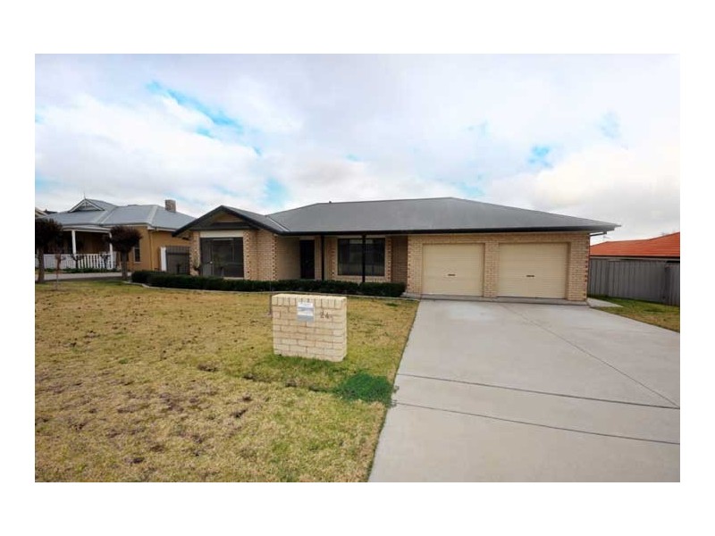 24 Cowan Place, Lloyd NSW 2650