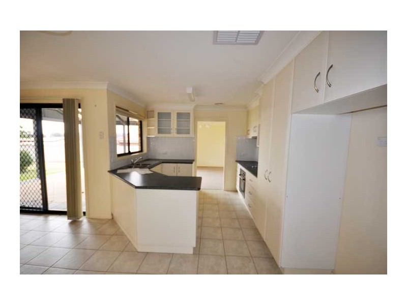 24 Cowan Place, Lloyd NSW 2650