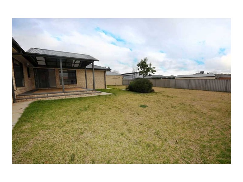 24 Cowan Place, Lloyd NSW 2650