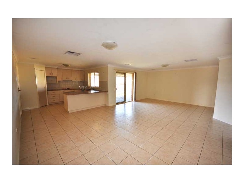 6 Wilton Street, Bourkelands NSW 2650