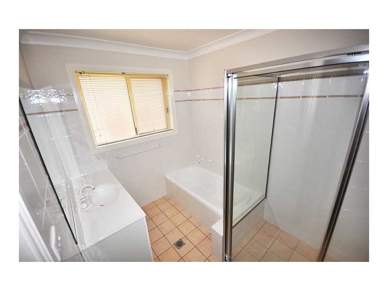 6 Wilton Street, Bourkelands NSW 2650