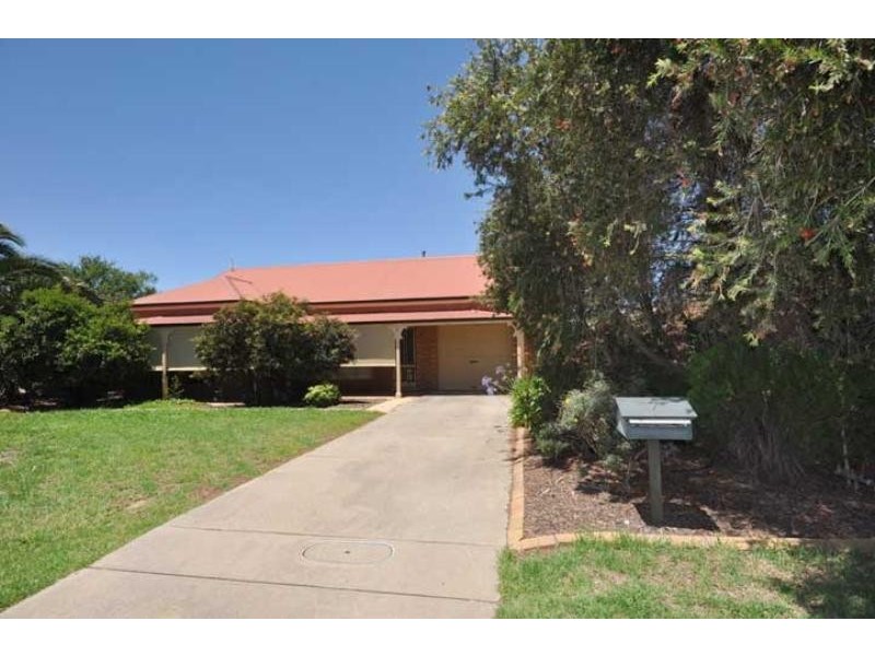 7 Pinaroo Drive, Glenfield Park NSW 2650