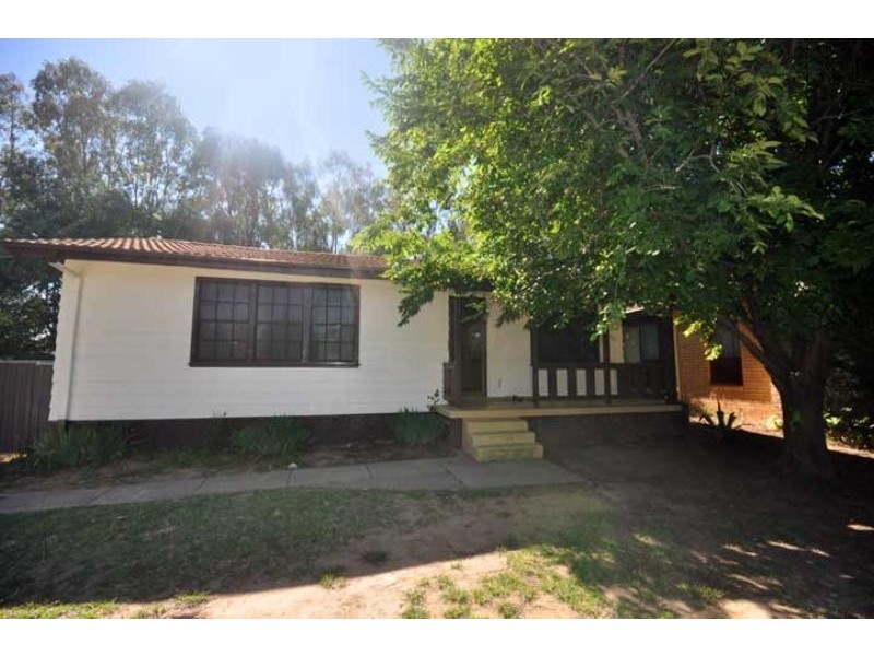 7 Warren Place, Mount Austin NSW 2650