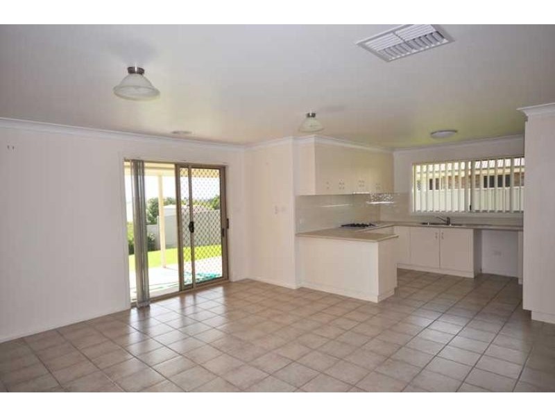 28 Kaloona Dr, Bourkelands NSW 2650