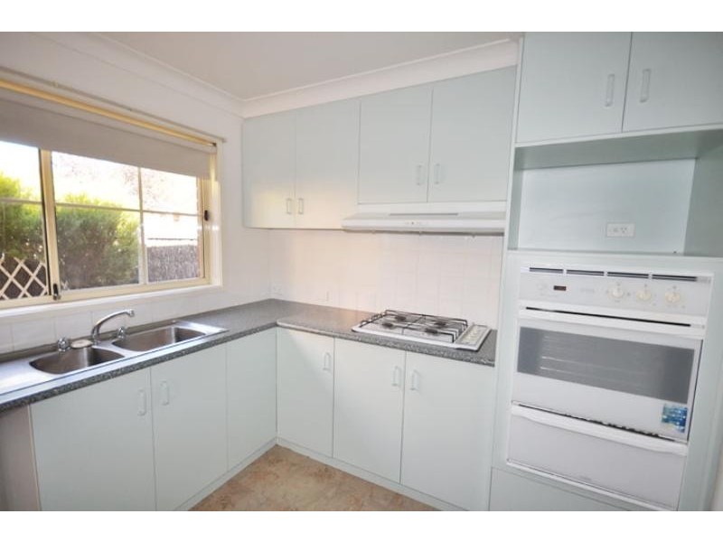 2/8 Japonica Place, Forest Hill NSW 2651