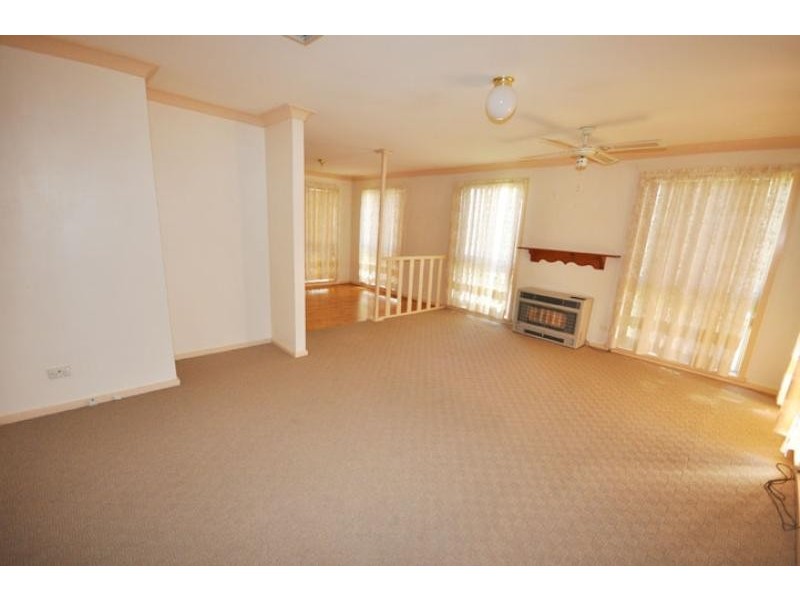 27 Huron Crescent, Lake Albert NSW 2650