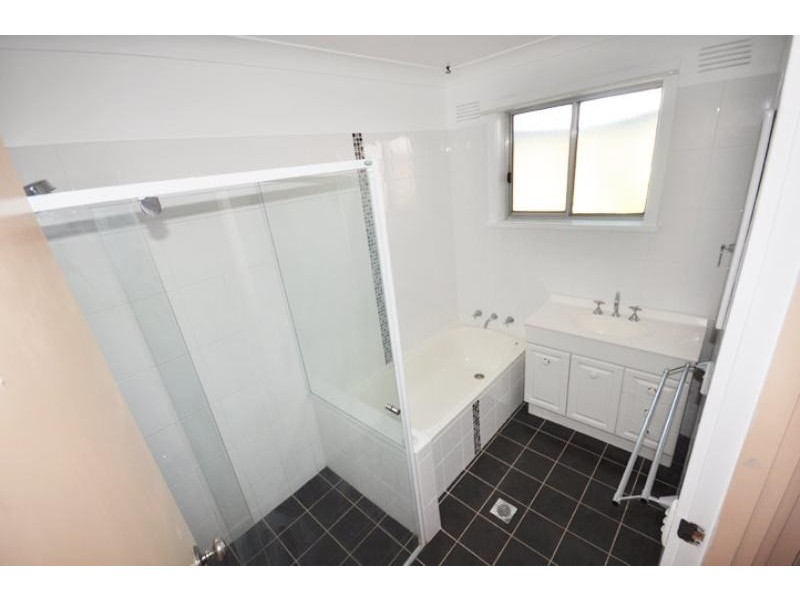 27 Huron Crescent, Lake Albert NSW 2650