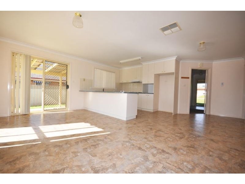 21 Wonkana Rd, Glenfield Park NSW 2650