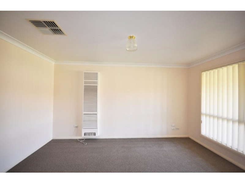 21 Wonkana Rd, Glenfield Park NSW 2650