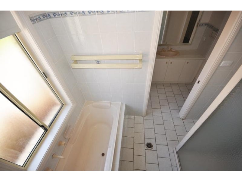 21 Wonkana Rd, Glenfield Park NSW 2650