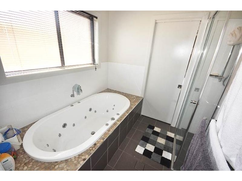 2 Greenway Street, Lloyd NSW 2650