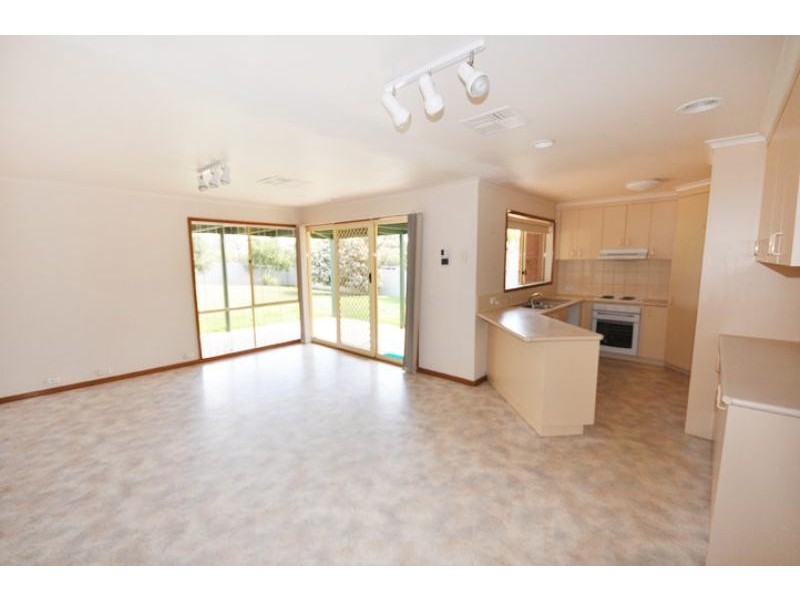 33 Kirrang Ave, Glenfield Park NSW 2650
