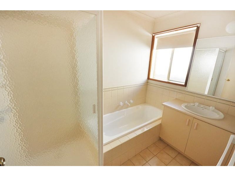 33 Kirrang Ave, Glenfield Park NSW 2650