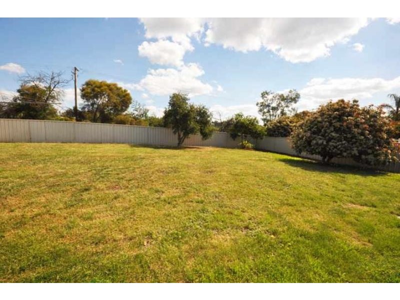 33 Kirrang Ave, Glenfield Park NSW 2650