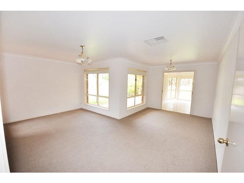 35 Bourkelands Drive, Bourkelands NSW 2650