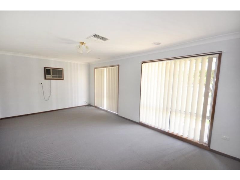 5 Yungana Place, Glenfield Park NSW 2650