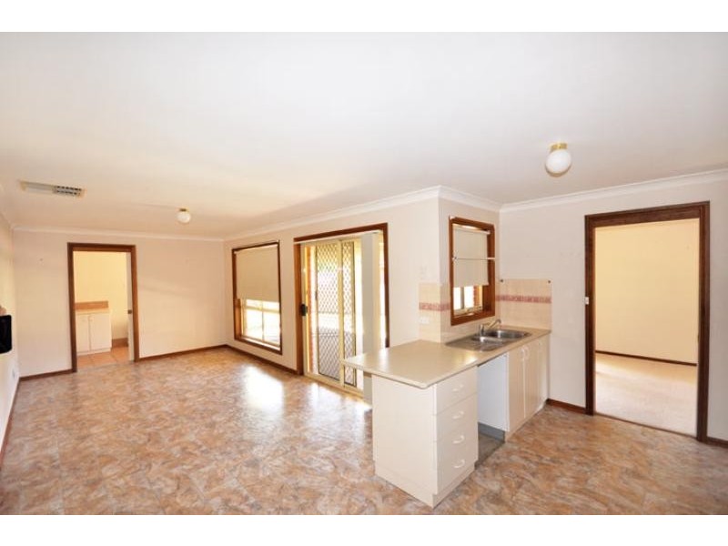 19 Nunkerie Street, Glenfield Park NSW 2650