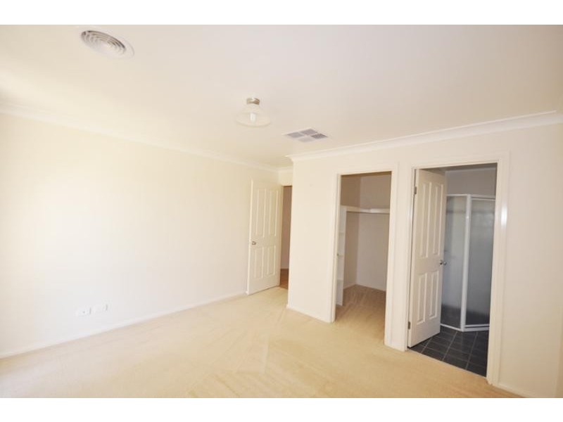 20 Bedervale Street, Bourkelands NSW 2650