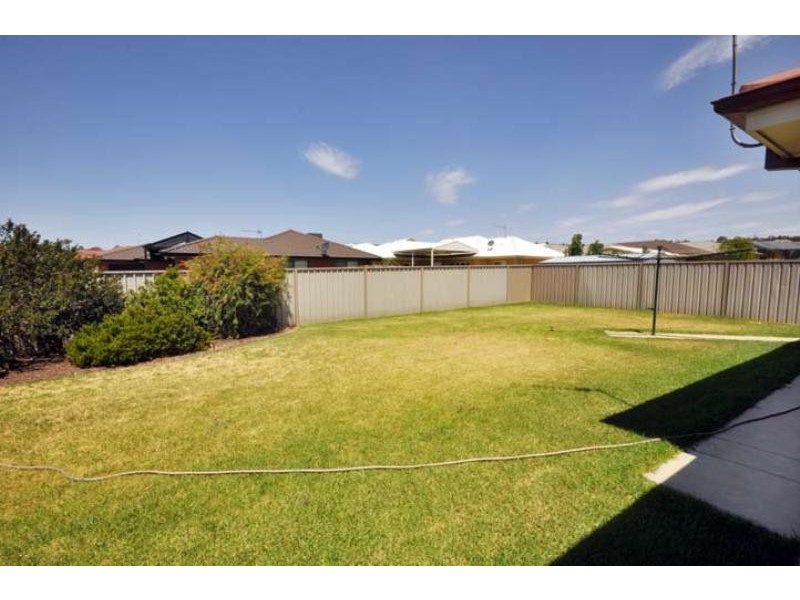 22 Bedervale Street, Bourkelands NSW 2650
