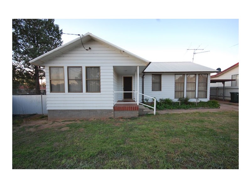 2 Loughnan, Coolamon NSW 2701