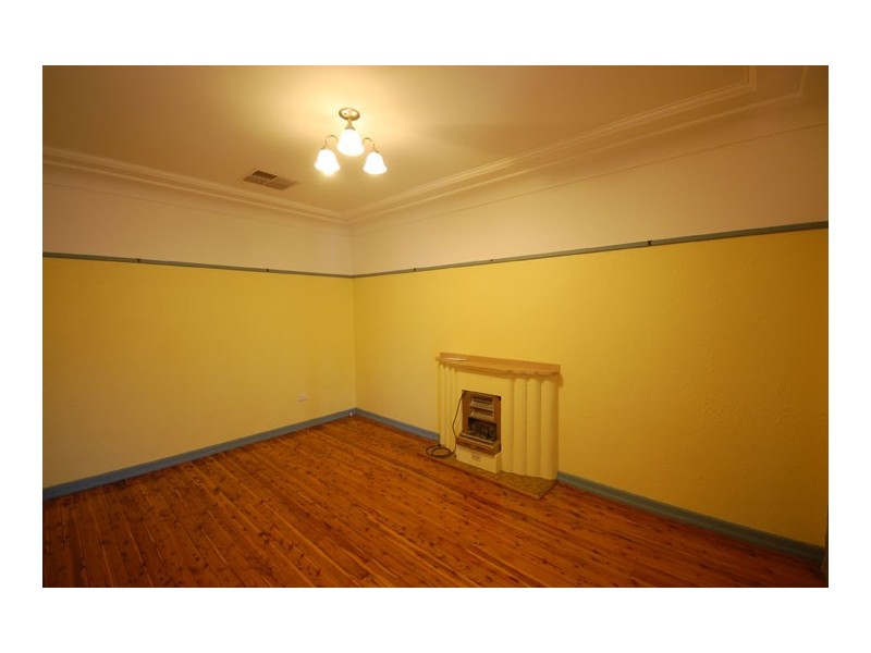 80 Bourke St, Turvey Park NSW 2650