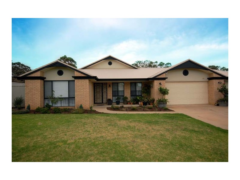106 Kaloona Dve, Bourkelands NSW 2650