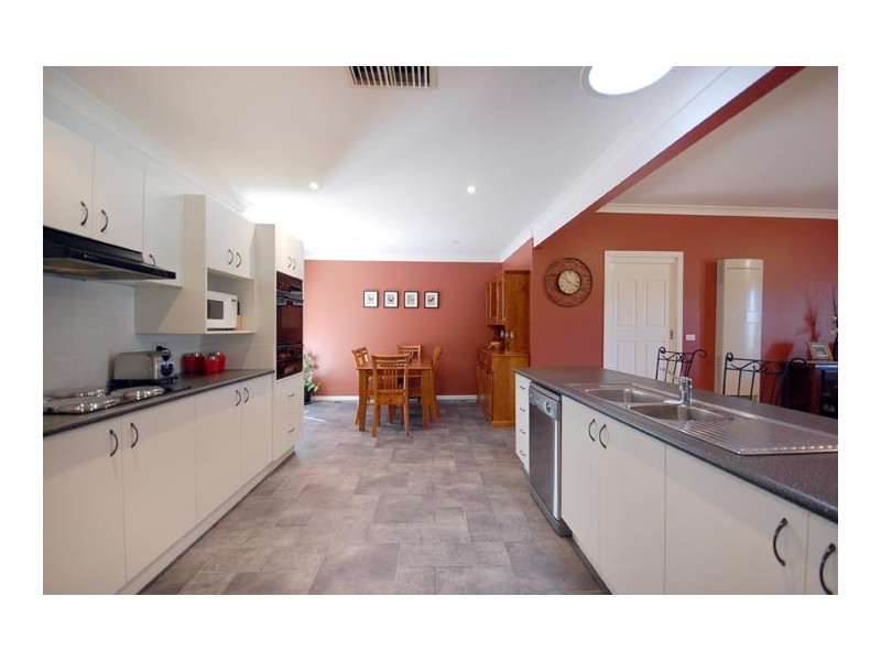 76 Allonby Ave, Wagga Wagga NSW 2650