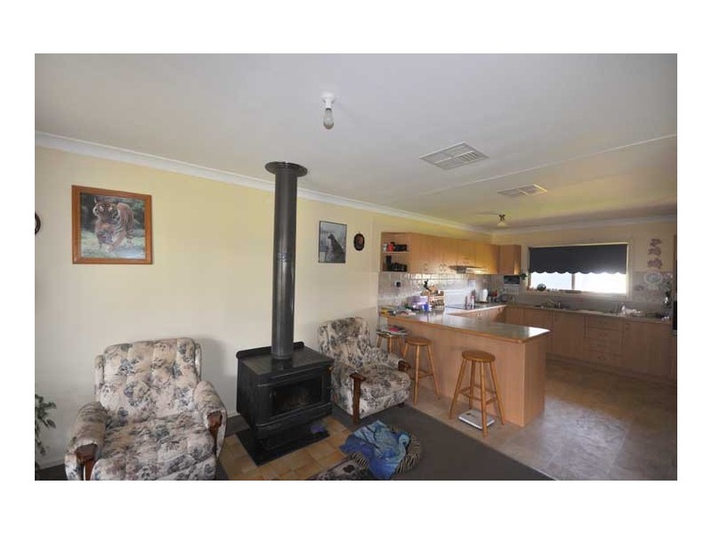 6 Namoi St, Boree Creek NSW 2652