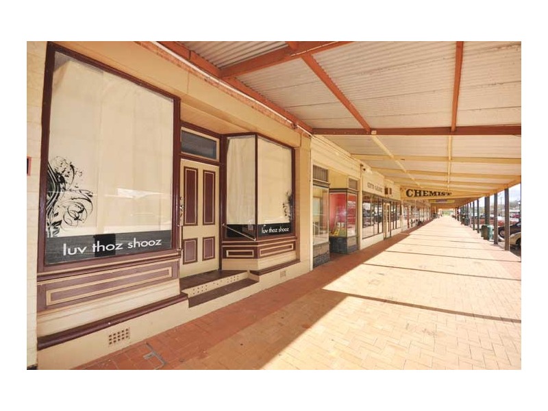 114 Green St, Lockhart NSW 2656