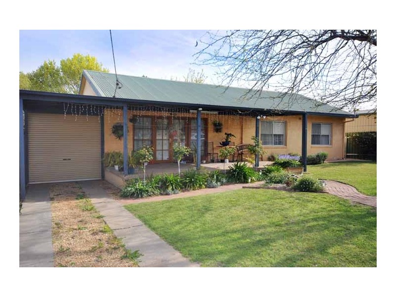 8 Cook St, Kooringal NSW 2650