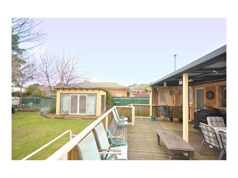 8 Cook St, Kooringal NSW 2650