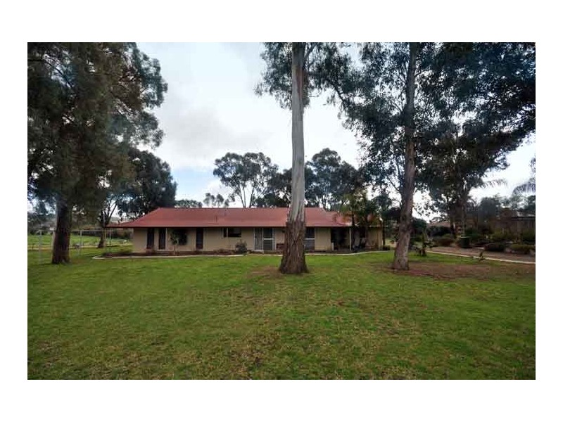 13 Maple Rd, Lake Albert NSW 2650