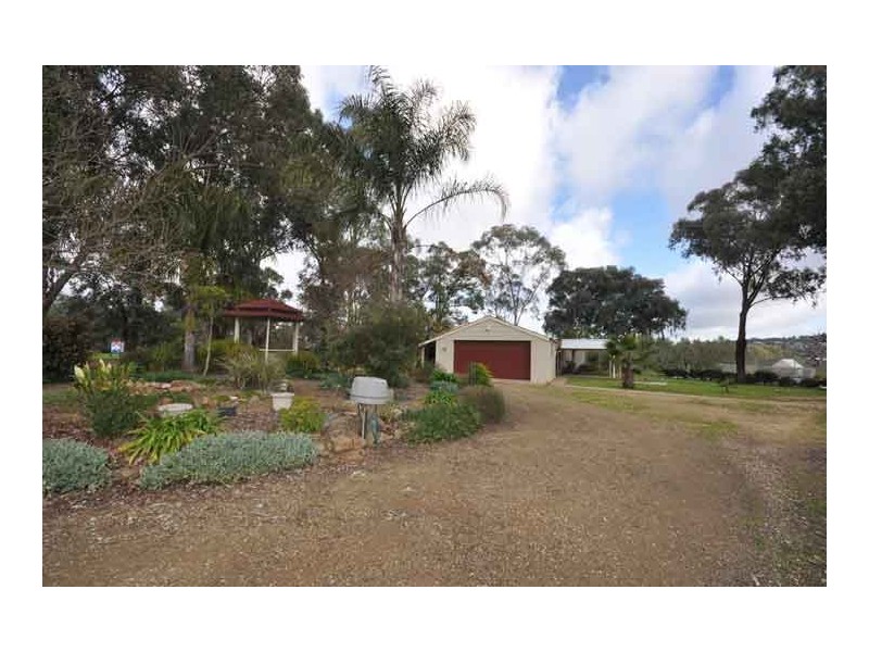13 Maple Rd, Lake Albert NSW 2650